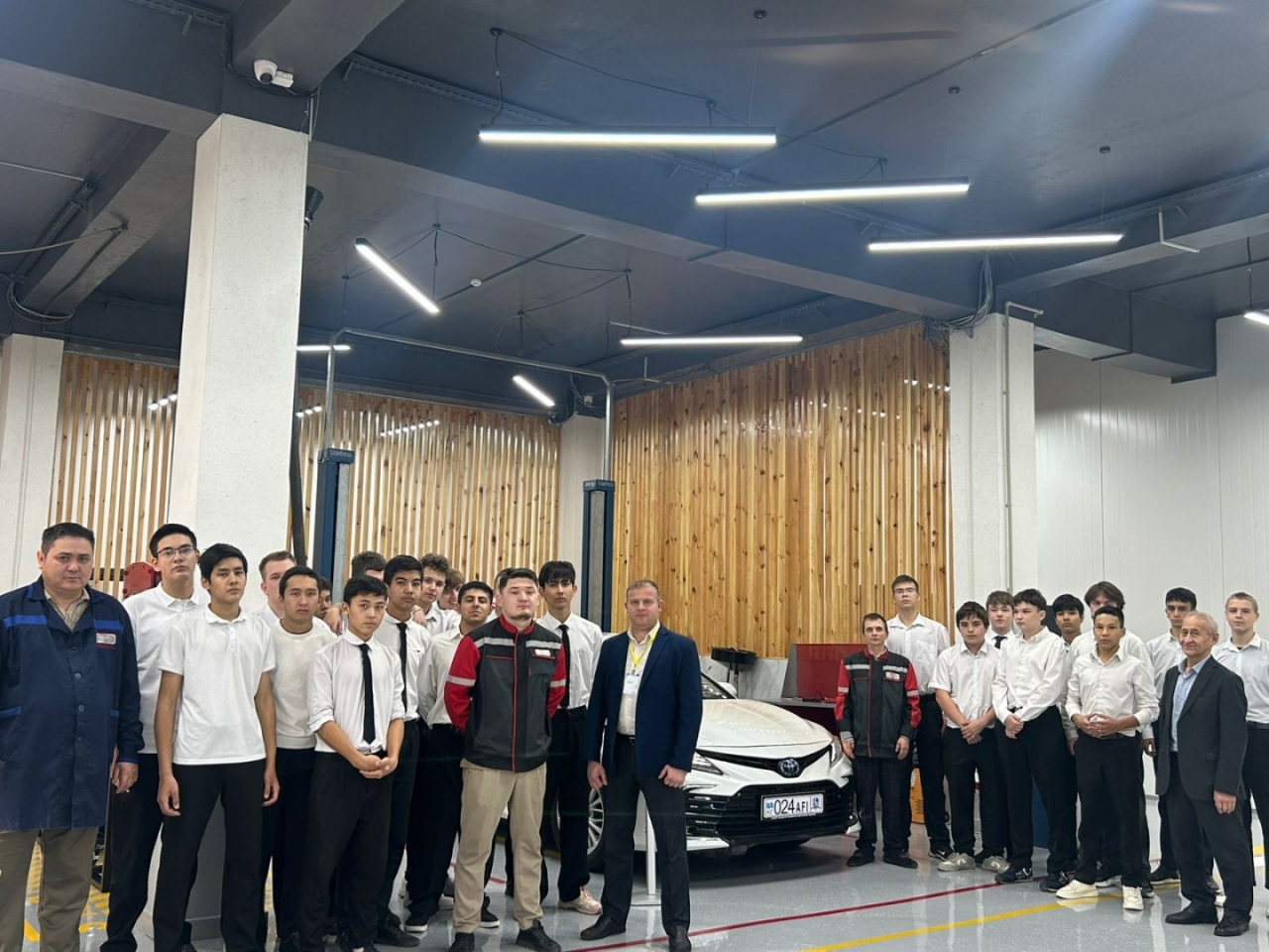 Открытие лаборатории по обслуживанию электромобилей и гибридных автомобилей на базе Центра компетенции в сфере автомобильного транспорта в АКАиМИ